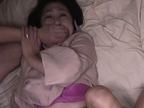 ［閲覧注意］輪姦レイプ映像 ノーカット無編集・婦女強姦犯罪記録 肉欲奴隷！クロロホルムとスタンガンで昏睡、媚薬で錯乱、ぶっ壊れるまで犯し潰され堕ちる熟れ肉年増妻！　サンプル画像03